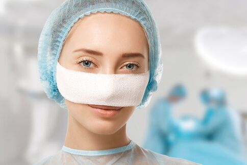 Bandagem fixada no nariz durante reabilitação após rinoplastia