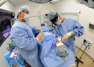 Cirurgia para corrigir o septo nasal em uma clínica israelense